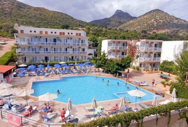 дети плаваю в бассейне отеля Atali Grand Resort