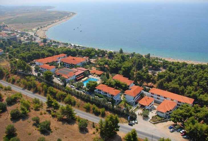 вид на территорию и песчаный пдяж отеля Philoxenia bungalows