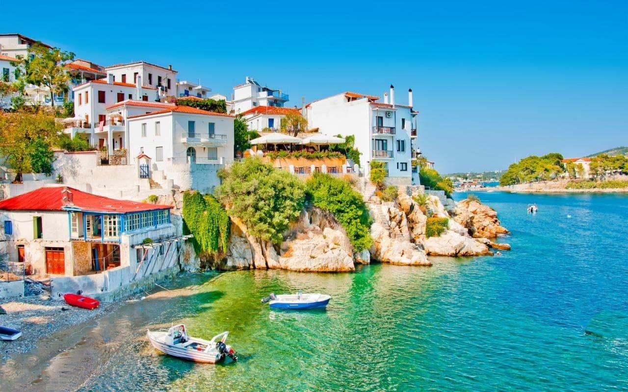 море возле острова Скиатос